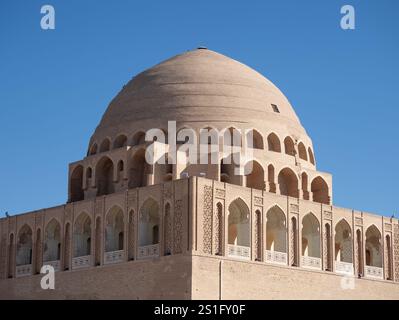 Nahaufnahme der irdenen Ziegelkuppel und Mauern mit mehreren bogenförmigen Öffnungen im Sultan Sanjar Mausoleum im antiken Merv in Turkmenistan. Stockfoto