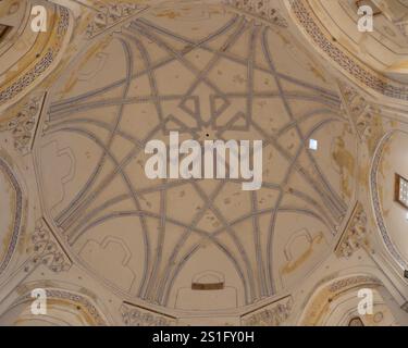 Gemalte geometrische Designs in Blau an der gewölbten Decke des Mausoleums von Sultan Sanjar im antiken Merv in Turkmenistan. Stockfoto