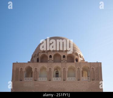 Nahaufnahme der Steinkuppel und Mauern mit mehreren bogenförmigen Öffnungen im Sultan Sanjar Mausoleum im antiken Merv in Turkmenistan. Stockfoto