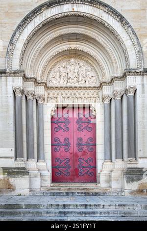 Holztür der St. Paul Kirche in Nîmes mit Schmiedeeisen und Tympanon Stockfoto