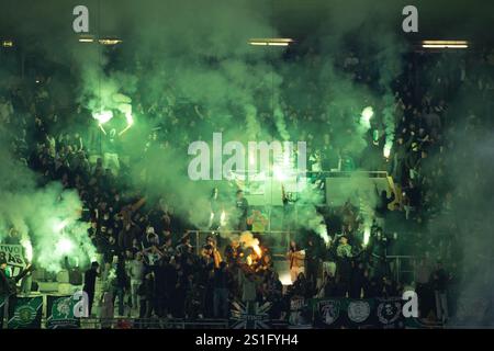 Guimaraes, Guimaraes, Portugal. Januar 2025. Sporting CP Fans wurden beim Spiel der Liga Portugal Betclic 2024/25 zwischen Vitoria SC und Sporting CP bei EstÃ¡dio D. Afonso Henriques 03, 2025 in Guimaraes, Portugal mit Feuerwerk gesehen. Endpunktzahl Vitoria SC 4 - 4 Sporting CP (Credit Image: © Miguel Lemos/ZUMA Press Wire) NUR REDAKTIONELLE VERWENDUNG! Nicht für kommerzielle ZWECKE! Stockfoto