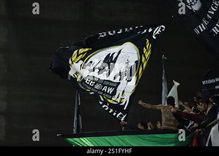 Guimaraes, Guimaraes, Portugal. Januar 2025. Vitoria SC-Fans wurden beim Spiel der Liga Portugal Betclic 2024/25 zwischen Vitoria SC und Sporting CP bei EstÃ¡dio D. Afonso Henriques 03, 2025 in Guimaraes, Portugal gesehen. Endpunktzahl Vitoria SC 4 - 4 Sporting CP (Credit Image: © Miguel Lemos/ZUMA Press Wire) NUR REDAKTIONELLE VERWENDUNG! Nicht für kommerzielle ZWECKE! Stockfoto