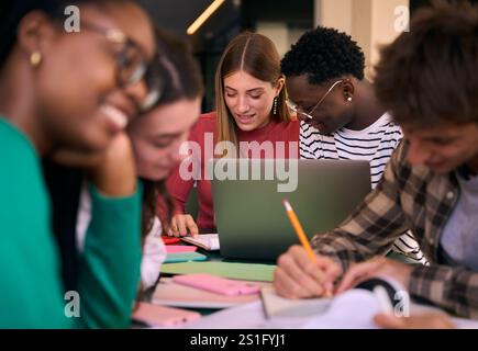 Selektive Fokussierung auf multirassische Paare konzentrierter Schüler bei Hausaufgaben Stockfoto