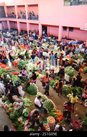 Sonntagsmarkt-Obst- und Gemüseauslage Chichicastenango Guatemala | CHICHICASTENANGO, Guatemala — Frisches Obst und Gemüse wird im Gymnasium von Chichicastenango als Teil des berühmten Sonntagsmarktes zum Verkauf angeboten, einem der größten und farbenfrohesten indigenen Märkte Guatemalas. Chichicastenango (auch bekannt als „Chichi“) ist eine indigene K'iche'-Maya-Stadt im Hochland Guatemalas, etwa 90 Meilen (145 km) nordwestlich von Guatemala-Stadt auf einer Höhe von fast 6.500 Fuß (1.980 Metern). Die Stadt veranstaltet ihre renommierten Märkte zweimal wöchentlich am Donnerstag und Sonntag und zieht sowohl Einheimische als auch Touristen zu ihrem vi Stockfoto