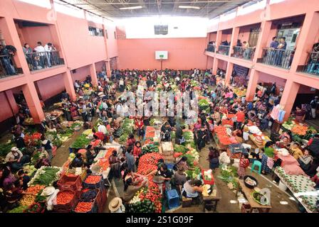 Marktwaren und Textilien in Chichicastenango Chichicastenango Guatemala | CHICHICASTENANGO, Guatemala — Frisches Obst und Gemüse wird im Gymnasium von Chichicastenango als Teil des berühmten Sonntagmarktes zum Verkauf angeboten, einem der größten und farbenfrohesten indigenen Märkte Guatemalas. Chichicastenango (auch bekannt als "Chichi") ist eine indigene K'iche'-Maya-Stadt im Hochland von Guatemala, etwa 90 Meilen (145 km) nordwestlich von Guatemala-Stadt auf einer Höhe von fast 6.500 Fuß (1.980 Metern). Die Stadt veranstaltet ihre renommierten Märkte zweimal wöchentlich an Donnerstagen und Sonntagen, die sowohl Einheimische als auch Touristen anziehen Stockfoto