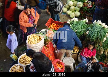 Marktwaren und Gemüse aus Chichicastenango Chichicastenango Guatemala | CHICHICASTENANGO, Guatemala — Frisches Obst und Gemüse wird im Fitnessstudio von Chichicastenango als Teil des berühmten Sonntagmarktes angeboten, einem der größten und farbenfrohsten indigenen Märkte Guatemalas. Chichicastenango (auch bekannt als „Chichi“) ist eine indogene K'iche'-Maya-Stadt im Hochland von Guatemala, etwa 90 Meilen (145 km) nordwestlich von Guatemala-Stadt auf einer Höhe von fast 6.500 Fuß (1.980 Metern). Die Stadt veranstaltet ihre renommierten Märkte zweimal wöchentlich an Donerstagen und Sonntagen, die sowohl Einheimische als auch Touristen anziehen Stockfoto