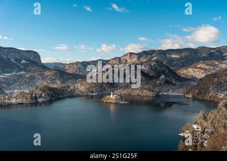 Wunderschöner Blick auf die berühmte Insel Bled (Blejski otok) am malerischen Bleder See und die Julischen Alpen im Hintergrund im goldenen Morgenlicht bei Sonnenaufgang im Winter Stockfoto