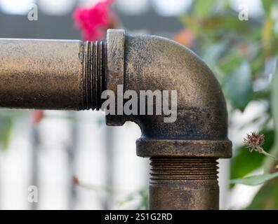 Nahaufnahme des Kniestücks zum Gewindedrehen der Metallwasserleitung im Freien Stockfoto