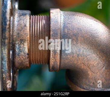 Nahaufnahme des Kniestücks zum Gewindedrehen der Metallwasserleitung im Freien Stockfoto