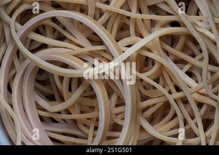 Gummibänder in einem Stapel in Nahaufnahme Stockfoto