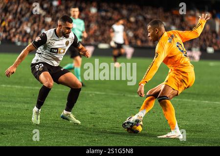 Valencia, Espagne. Januar 2025. Kilyan Mbappe von Real Madrid CF und Luis Rioja von Valencia CF während des spanischen Meisterschaftsspiels La Liga zwischen Valencia CF und Real Madrid CF am 3. Januar 2025 im Mestalla-Stadion in Valencia, Spanien - Foto Alexandre Martins/DPPI Credit: DPPI Media/Alamy Live News Stockfoto