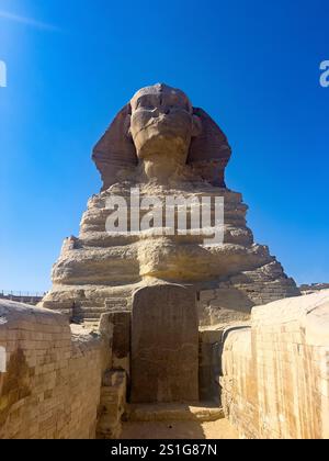 Die große Sphinx von Gizeh, mit besonders nahem Zugang zwischen den Pfoten, Kairo Ägypten Stockfoto