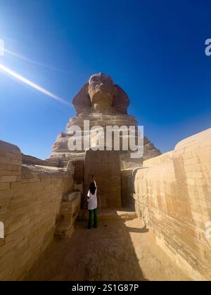 Die große Sphinx von Gizeh, mit besonders nahem Zugang zwischen den Pfoten, Kairo Ägypten Stockfoto