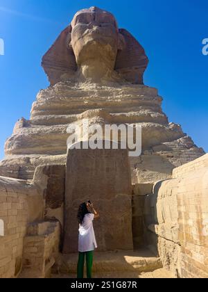 Die große Sphinx von Gizeh, mit besonders nahem Zugang zwischen den Pfoten, Kairo Ägypten Stockfoto