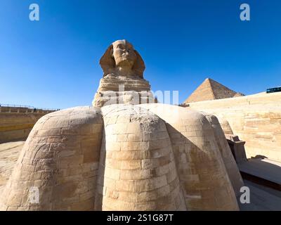 Die große Sphinx von Gizeh, mit besonders nahem Zugang zwischen den Pfoten, Kairo Ägypten Stockfoto