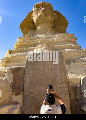 Die große Sphinx von Gizeh, mit besonders nahem Zugang zwischen den Pfoten, Kairo Ägypten Stockfoto