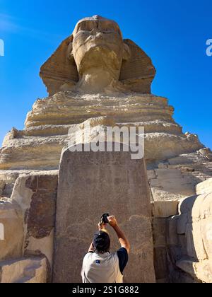 Die große Sphinx von Gizeh, mit besonders nahem Zugang zwischen den Pfoten, Kairo Ägypten Stockfoto