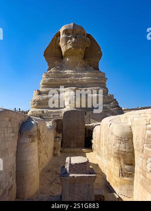 Die große Sphinx von Gizeh, mit besonders nahem Zugang zwischen den Pfoten, Kairo Ägypten Stockfoto