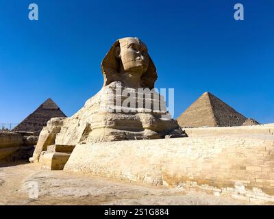 Die große Sphinx von Gizeh, mit besonders nahem Zugang zwischen den Pfoten, Kairo Ägypten Stockfoto