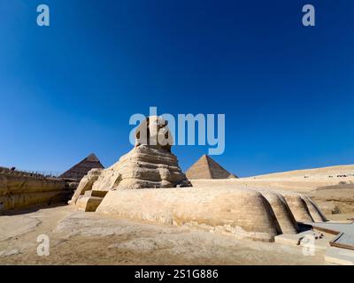 Die große Sphinx von Gizeh, mit besonders nahem Zugang zwischen den Pfoten, Kairo Ägypten Stockfoto