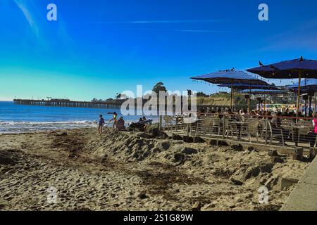 Capitola, Kalifornien, USA - 2. Januar 2024 Einheimische und Touristen genießen einen klassischen Strandurlaub in und um Zeldas on Cap Stockfoto