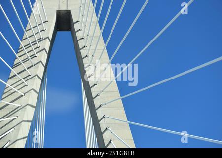 Arthur Ravenel Jr Bridge Charleston South Carolina mit Blue Skies with Suspension Bridge Spannungslinien. Stockfoto