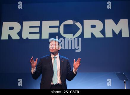 Leicester, England, Großbritannien. Januar 2025. Abgeordneter für Boston und Skegness und stellvertretender Leiter RICHARD TICE sprechen von der Bühne aus. Reform Großbritannien ist mit über 168.000 Mitgliedern weiterhin die am schnellsten wachsende politische Partei im Vereinigten Königreich. Bei den Umfragen wird die Partei durchschnittlich 23 % der Stimmen erhalten, und sie schätzen, dass die Reformkandidaten 120 Sitze erhalten würden, wenn morgen eine Wahl stattfinden würde. Reform UK nutzt das Interesse am Land, indem es eine Reihe regionaler Konferenzen organisiert, um ihre Unterstützerbasis weiter auszubauen. (Kreditbild: © Martin Pope/ZUMA Press Wire) REDAKTIONELLE VERWENDUNG Stockfoto