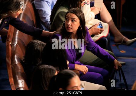 Washington, Vereinigte Staaten Von Amerika. Januar 2025. Die US-Repräsentantin Alexandria Ocasio-Cortez (Demokrat von New York) wird während der Eröffnung des 119. Kongresses am Freitag, den 3. Januar 2025 in den House Chambers of the Capitol Building in Washington DC gesehen. Die Republikaner wählten Mike Johnson erneut zum Präsidenten des Repräsentantenhauses, nachdem die konservativen Holdouts ihre Stimmen zu Johnson geändert hatten. Kredit: Aaron Schwartz/CNP/SIPA USA Kredit: SIPA USA/Alamy Live News Stockfoto