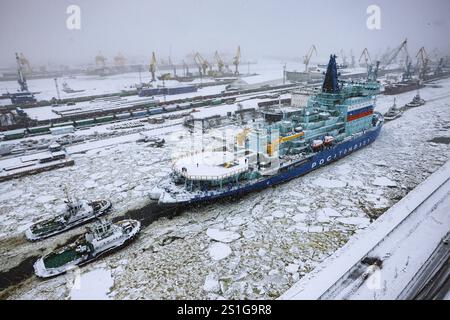 Der Atomeisbrecher Yakutiya segelt während eines Schneefalls in St. Petersburg durch den Galerny Fairway der Insel Kanonersky. Der Atomeisbrecher Yakutiya aus Projekt 22220 hat die Galerny Fairway zum Golf von Finnland verlassen, um sie zu testen. Während der Tests überprüfen Spezialisten die Funktion der Hauptsysteme und -Anlagen des Eisbrechers. Die Pläne für die nächsten Wochen beinhalten die Überprüfung der Gebrauchstauglichkeit der Kommunikations- und Navigationsmechanismen, des Ankers und der Lenkung sowie des Betriebs des Hubschrauberkomplexes vor dem Umzug in den Heimathafen Murmansk. Das IC Stockfoto