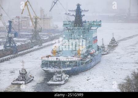 Der Atomeisbrecher Yakutiya segelt während eines Schneefalls in St. Petersburg durch den Galerny Fairway der Insel Kanonersky. Der Atomeisbrecher Yakutiya aus Projekt 22220 hat die Galerny Fairway zum Golf von Finnland verlassen, um sie zu testen. Während der Tests überprüfen Spezialisten die Funktion der Hauptsysteme und -Anlagen des Eisbrechers. Die Pläne für die nächsten Wochen beinhalten die Überprüfung der Gebrauchstauglichkeit der Kommunikations- und Navigationsmechanismen, des Ankers und der Lenkung sowie des Betriebs des Hubschrauberkomplexes vor dem Umzug in den Heimathafen Murmansk. Das IC Stockfoto