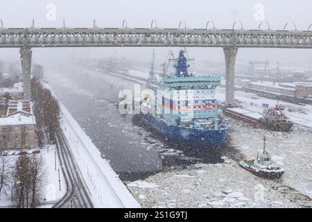 Der Atomeisbrecher Yakutiya segelt während eines Schneefalls in St. Petersburg durch den Galerny Fairway der Insel Kanonersky. Der Atomeisbrecher Yakutiya aus Projekt 22220 hat die Galerny Fairway zum Golf von Finnland verlassen, um sie zu testen. Während der Tests überprüfen Spezialisten die Funktion der Hauptsysteme und -Anlagen des Eisbrechers. Die Pläne für die nächsten Wochen beinhalten die Überprüfung der Gebrauchstauglichkeit der Kommunikations- und Navigationsmechanismen, des Ankers und der Lenkung sowie des Betriebs des Hubschrauberkomplexes vor dem Umzug in den Heimathafen Murmansk. Das IC Stockfoto