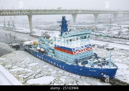 Der Atomeisbrecher Yakutiya segelt während eines Schneefalls in St. Petersburg durch den Galerny Fairway der Insel Kanonersky. Der Atomeisbrecher Yakutiya aus Projekt 22220 hat die Galerny Fairway zum Golf von Finnland verlassen, um sie zu testen. Während der Tests überprüfen Spezialisten die Funktion der Hauptsysteme und -Anlagen des Eisbrechers. Die Pläne für die nächsten Wochen beinhalten die Überprüfung der Gebrauchstauglichkeit der Kommunikations- und Navigationsmechanismen, des Ankers und der Lenkung sowie des Betriebs des Hubschrauberkomplexes vor dem Umzug in den Heimathafen Murmansk. Das IC Stockfoto