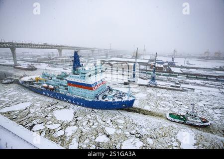 Der Atomeisbrecher Yakutiya segelt während eines Schneefalls in St. Petersburg durch den Galerny Fairway der Insel Kanonersky. Der Atomeisbrecher Yakutiya aus Projekt 22220 hat die Galerny Fairway zum Golf von Finnland verlassen, um sie zu testen. Während der Tests überprüfen Spezialisten die Funktion der Hauptsysteme und -Anlagen des Eisbrechers. Die Pläne für die nächsten Wochen beinhalten die Überprüfung der Gebrauchstauglichkeit der Kommunikations- und Navigationsmechanismen, des Ankers und der Lenkung sowie des Betriebs des Hubschrauberkomplexes vor dem Umzug in den Heimathafen Murmansk. Das IC Stockfoto