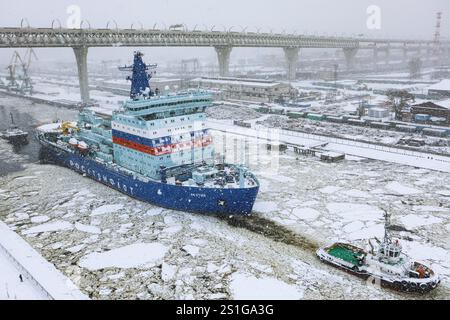 Der Atomeisbrecher Yakutiya segelt während eines Schneefalls in St. Petersburg durch den Galerny Fairway der Insel Kanonersky. Der Atomeisbrecher Yakutiya aus Projekt 22220 hat die Galerny Fairway zum Golf von Finnland verlassen, um sie zu testen. Während der Tests überprüfen Spezialisten die Funktion der Hauptsysteme und -Anlagen des Eisbrechers. Die Pläne für die nächsten Wochen beinhalten die Überprüfung der Gebrauchstauglichkeit der Kommunikations- und Navigationsmechanismen, des Ankers und der Lenkung sowie des Betriebs des Hubschrauberkomplexes vor dem Umzug in den Heimathafen Murmansk. Das IC Stockfoto