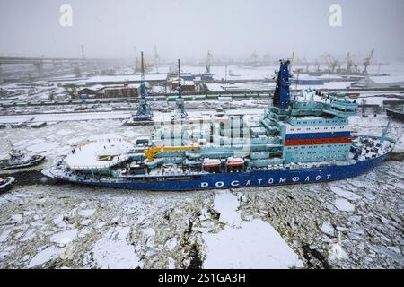 Der Atomeisbrecher Yakutiya segelt während eines Schneefalls in St. Petersburg durch den Galerny Fairway der Insel Kanonersky. Der Atomeisbrecher Yakutiya aus Projekt 22220 hat die Galerny Fairway zum Golf von Finnland verlassen, um sie zu testen. Während der Tests überprüfen Spezialisten die Funktion der Hauptsysteme und -Anlagen des Eisbrechers. Die Pläne für die nächsten Wochen beinhalten die Überprüfung der Gebrauchstauglichkeit der Kommunikations- und Navigationsmechanismen, des Ankers und der Lenkung sowie des Betriebs des Hubschrauberkomplexes vor dem Umzug in den Heimathafen Murmansk. Das IC Stockfoto