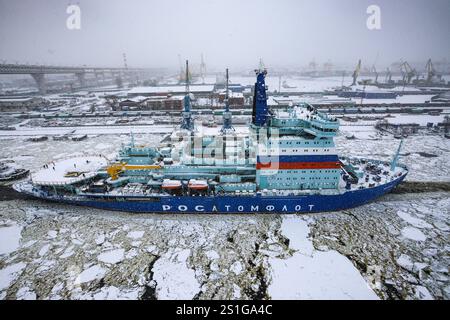 Der Atomeisbrecher Yakutiya segelt während eines Schneefalls in St. Petersburg durch den Galerny Fairway der Insel Kanonersky. Der Atomeisbrecher Yakutiya aus Projekt 22220 hat die Galerny Fairway zum Golf von Finnland verlassen, um sie zu testen. Während der Tests überprüfen Spezialisten die Funktion der Hauptsysteme und -Anlagen des Eisbrechers. Die Pläne für die nächsten Wochen beinhalten die Überprüfung der Gebrauchstauglichkeit der Kommunikations- und Navigationsmechanismen, des Ankers und der Lenkung sowie des Betriebs des Hubschrauberkomplexes vor dem Umzug in den Heimathafen Murmansk. Das IC Stockfoto