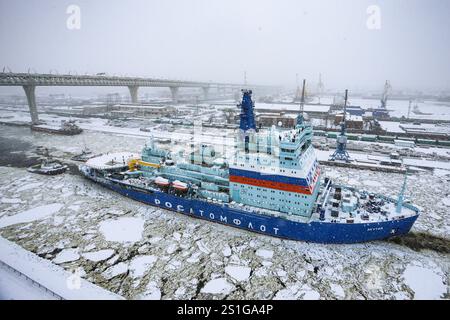 Der Atomeisbrecher Yakutiya segelt während eines Schneefalls in St. Petersburg durch den Galerny Fairway der Insel Kanonersky. Der Atomeisbrecher Yakutiya aus Projekt 22220 hat die Galerny Fairway zum Golf von Finnland verlassen, um sie zu testen. Während der Tests überprüfen Spezialisten die Funktion der Hauptsysteme und -Anlagen des Eisbrechers. Die Pläne für die nächsten Wochen beinhalten die Überprüfung der Gebrauchstauglichkeit der Kommunikations- und Navigationsmechanismen, des Ankers und der Lenkung sowie des Betriebs des Hubschrauberkomplexes vor dem Umzug in den Heimathafen Murmansk. Das IC Stockfoto