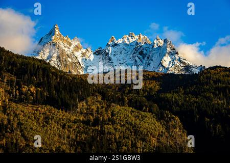Blick am späten Nachmittag von Chamonix in Richtung eines schneebedeckten Mont Blanc-Massivs im Herbst Stockfoto