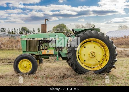 Seitenansicht eines alten john deere-Traktors 2440 Stockfoto