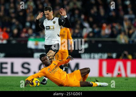 Valencia, Spanien. Januar 2025. Valencia, Spanien, 3. Januar 2024: Eduardo Camavinga (6 Real Madrid CF) und während des Fußballspiels La Liga EA Sports zwischen Valencia CF und Real Madrid CF im Estadio Mestalla in Valencia, Spanien (Judit Cartiel/SPP) Credit: SPP Sport Press Photo. /Alamy Live News Stockfoto