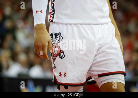 Madison, WI, USA. Januar 2025. Wisconsin Badgers bewachen John Tonje (9) während des NCAA-Basketballspiels zwischen den Iowa Hawkeyes und den Wisconsin Badgers im Kohl Center in Madison, WI. Darren Lee/CSM/Alamy Live News Stockfoto