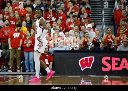 Madison, WI, USA. Januar 2025. Die Wisconsin Badgers schützen John Blackwell (25) während des NCAA-Basketballspiels zwischen den Iowa Hawkeyes und den Wisconsin Badgers im Kohl Center in Madison, WI. Darren Lee/CSM/Alamy Live News Stockfoto