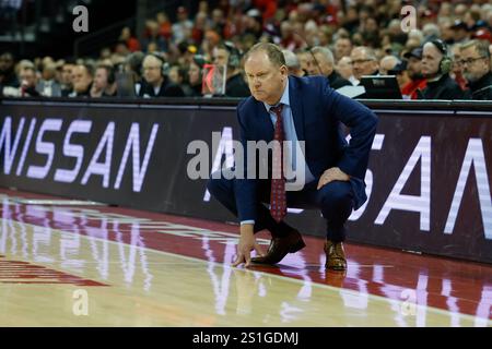 Madison, WI, USA. Januar 2025. Greg Gard, Cheftrainer der Wisconsin Badgers, während des NCAA-Basketballspiels zwischen den Iowa Hawkeyes und den Wisconsin Badgers im Kohl Center in Madison, WI. Darren Lee/CSM/Alamy Live News Stockfoto