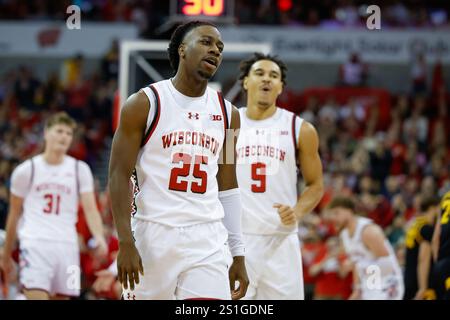 Madison, WI, USA. Januar 2025. Die Wisconsin Badgers schützen John Blackwell (25) während des NCAA-Basketballspiels zwischen den Iowa Hawkeyes und den Wisconsin Badgers im Kohl Center in Madison, WI. Darren Lee/CSM/Alamy Live News Stockfoto