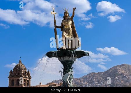 Peru, Cusco, die Statue von Pachacuti auf dem zentralen Plaza de Armas im historischen Stadtzentrum. Stockfoto