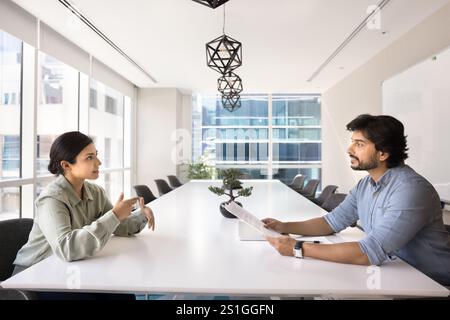 Indischer Rechtsberater und Kundengespräch zur Beratung Stockfoto