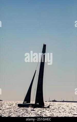 Barcelona, Spanien - 15. September 2024: Silhouette des Segelboots des Teams American Magic bei Sonnenuntergang während des Halbfinals des Louis Vuitton 37. America’s Cup Stockfoto