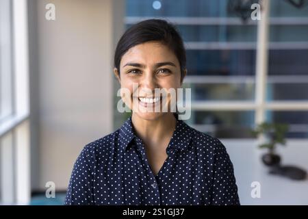 Glückliche, schöne indische Geschäftsfrau, die in die Kamera schaut Stockfoto