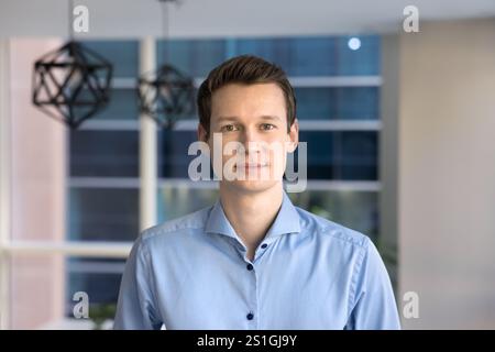 Ein selbstbewusster, gutaussehender Geschäftsmann aus dem Kaukasus, der im Amt steht Stockfoto