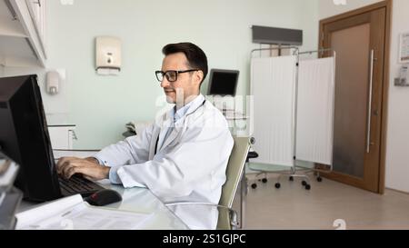 Fokussierte positive Ultraschalldiagnostik Arzt am Computer Stockfoto
